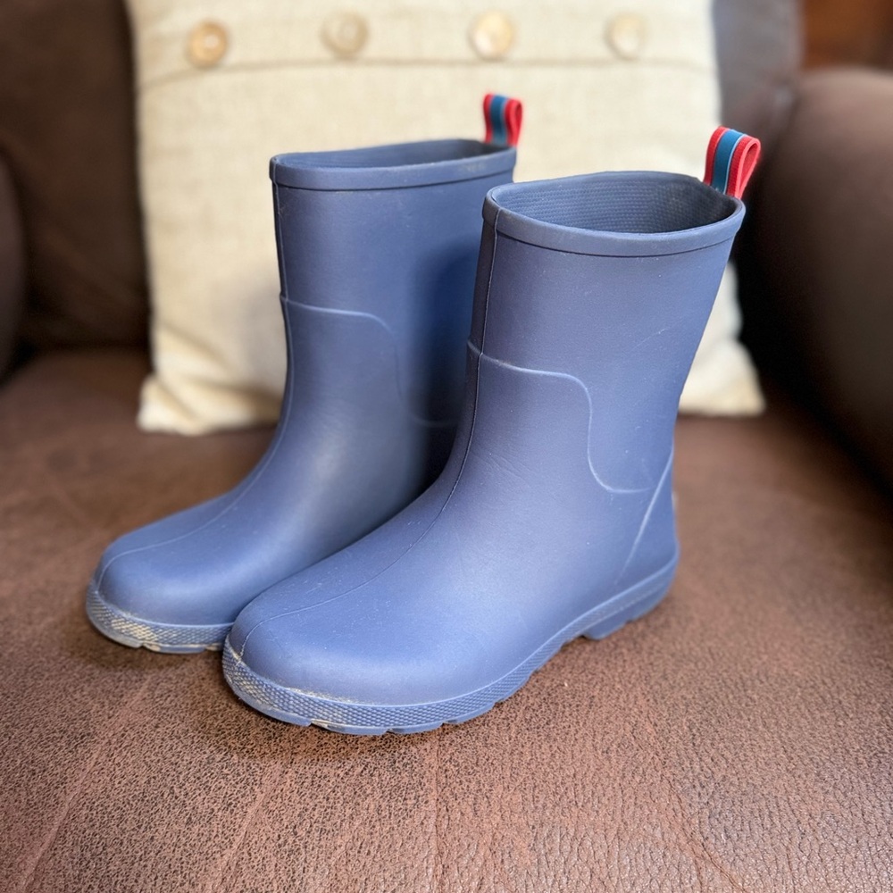 Totes rain boots in Navy